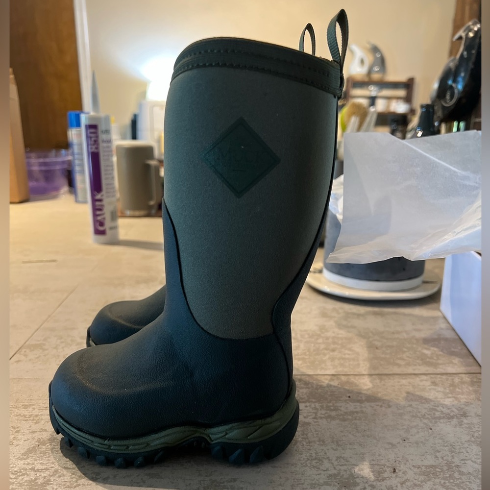 Little kids Muck boots brand new with box never worn Size C7